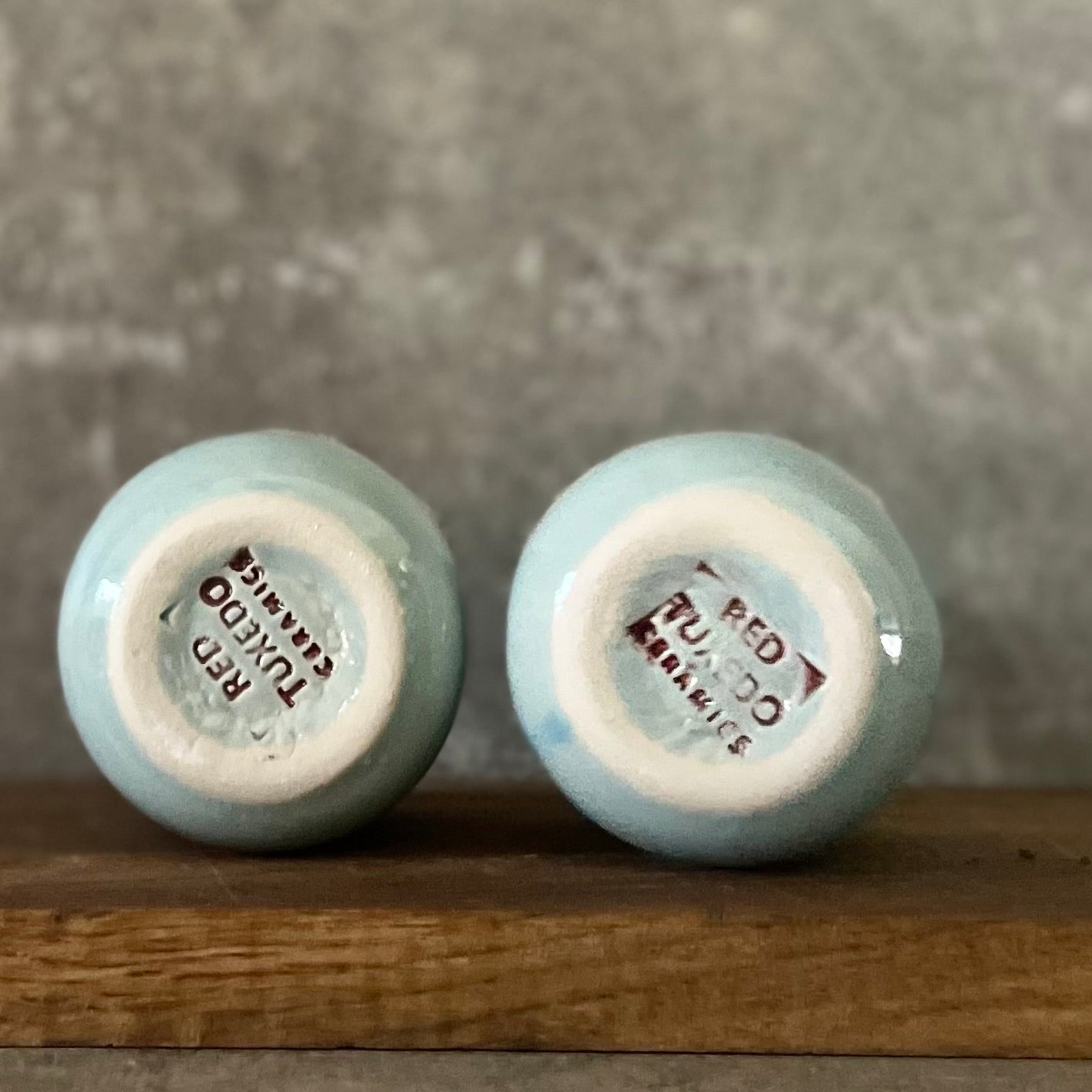 Du maži žydri puodeliai 'Let's kiss?'