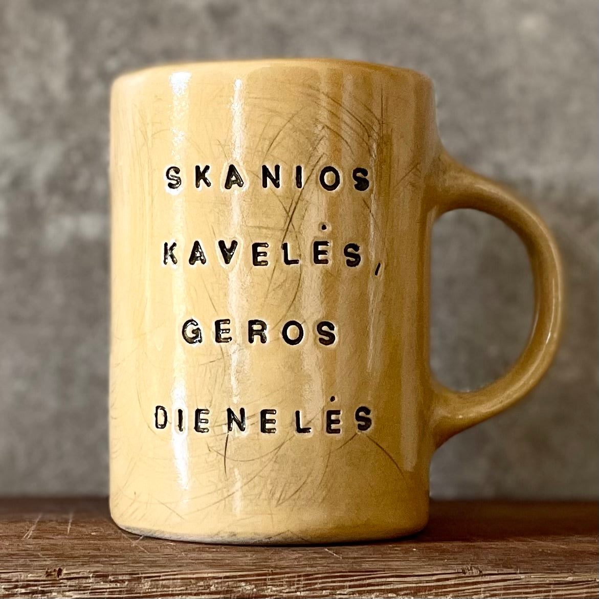 Puodelis su gerais palinkėjimais