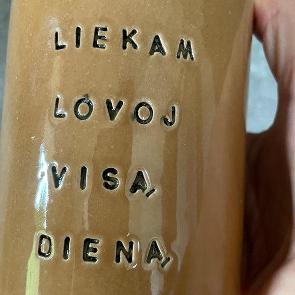 Du dideli meilūs karameliniai puodeliai