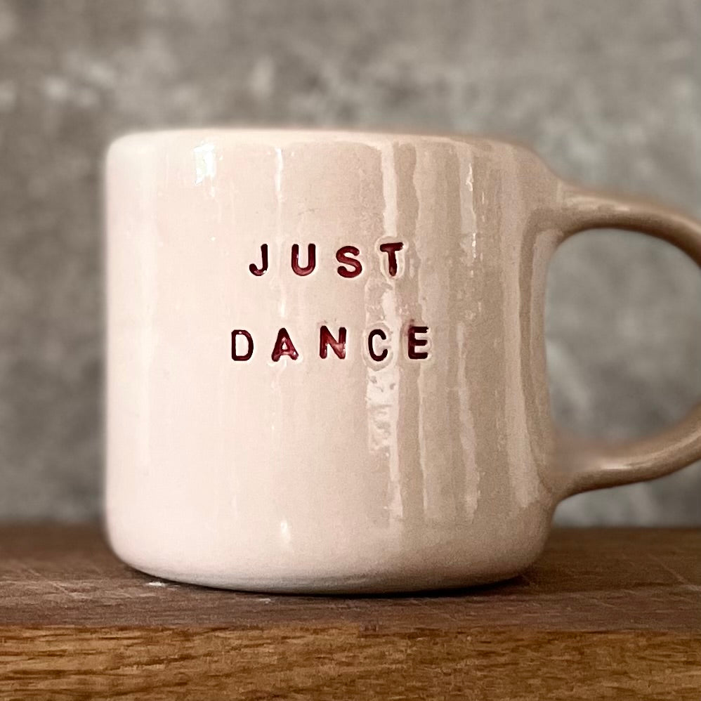 Rausvas puodelis JUST DANCE