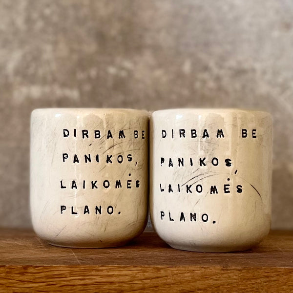 Mažiukai espresso puodeliai su tekstu apie darbą