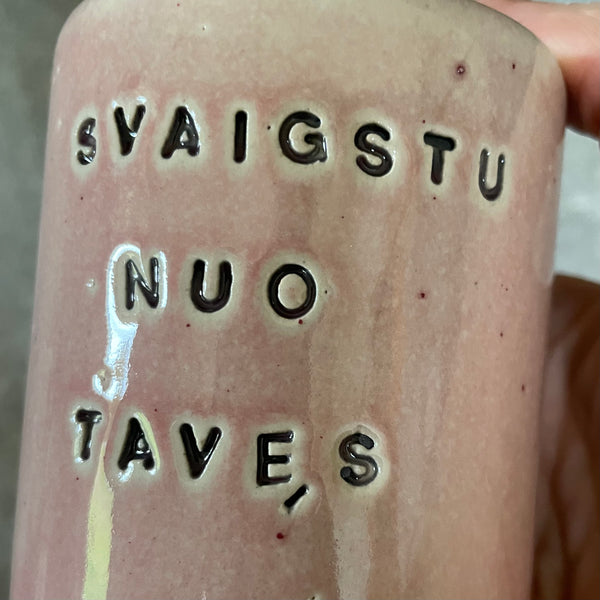 Svaiginančiai nuraudęs puodelis