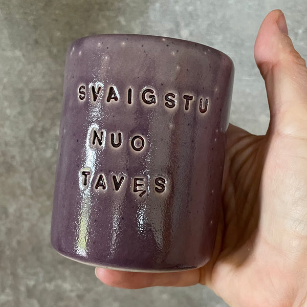 Svaiginančiai violetinis puodelis