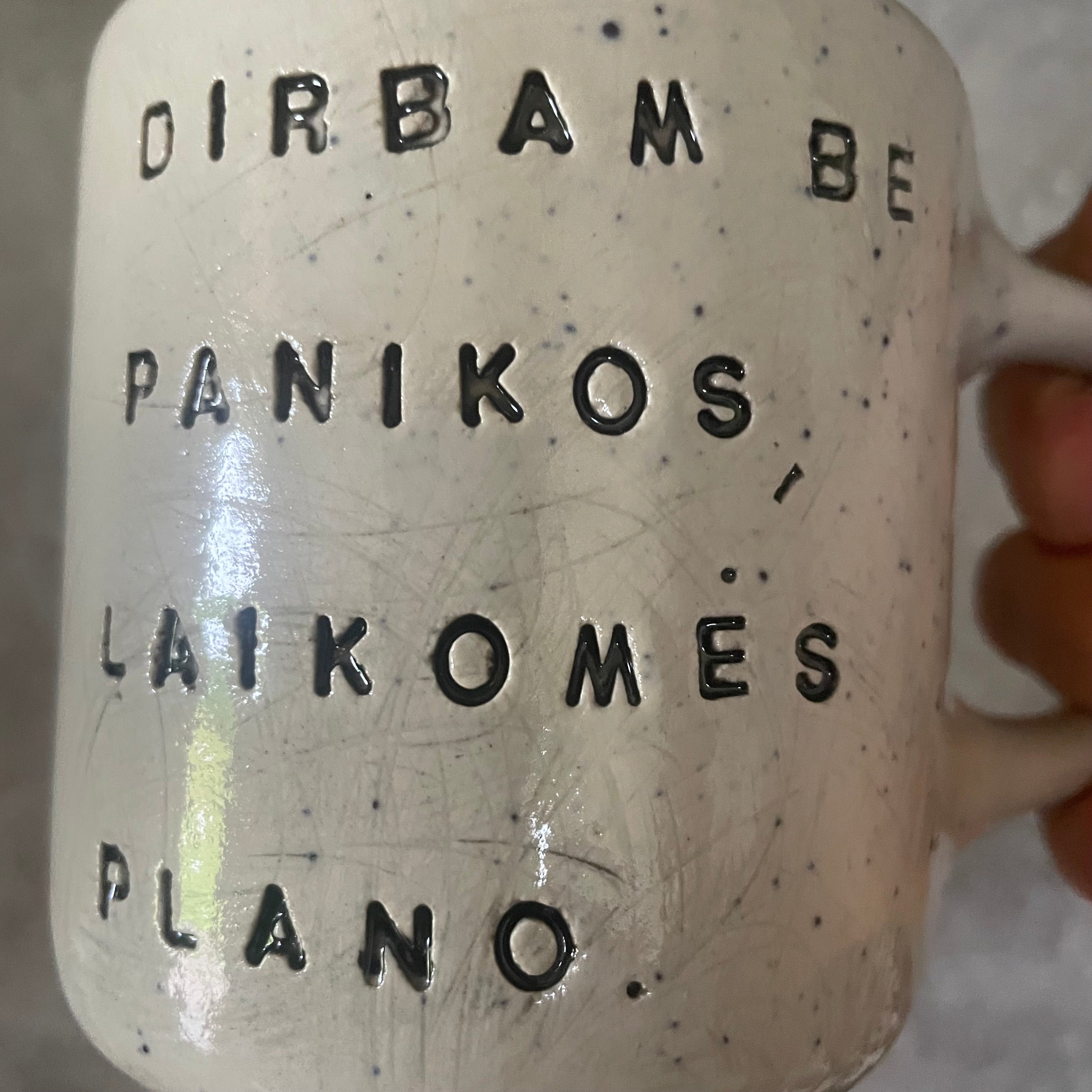 Taškuotas vidutinis puodelis apie darbą