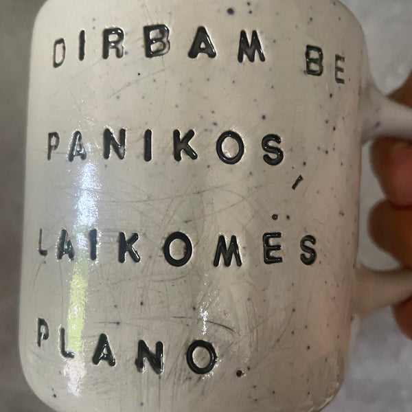 Taškuotas vidutinis puodelis apie darbą
