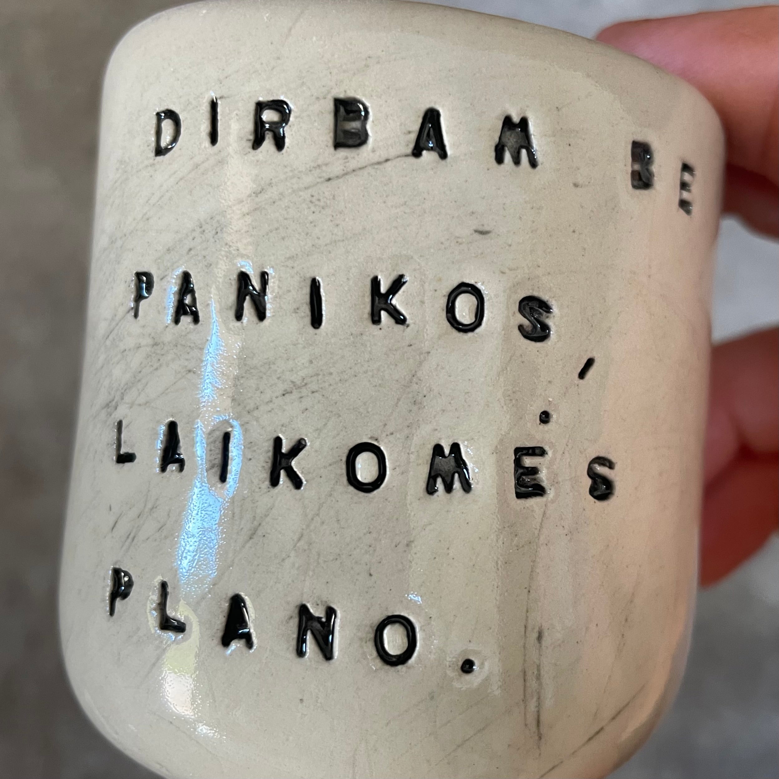Mažiukai espresso puodeliai su tekstu apie darbą