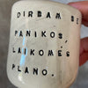 Mažiukai espresso puodeliai su tekstu apie darbą