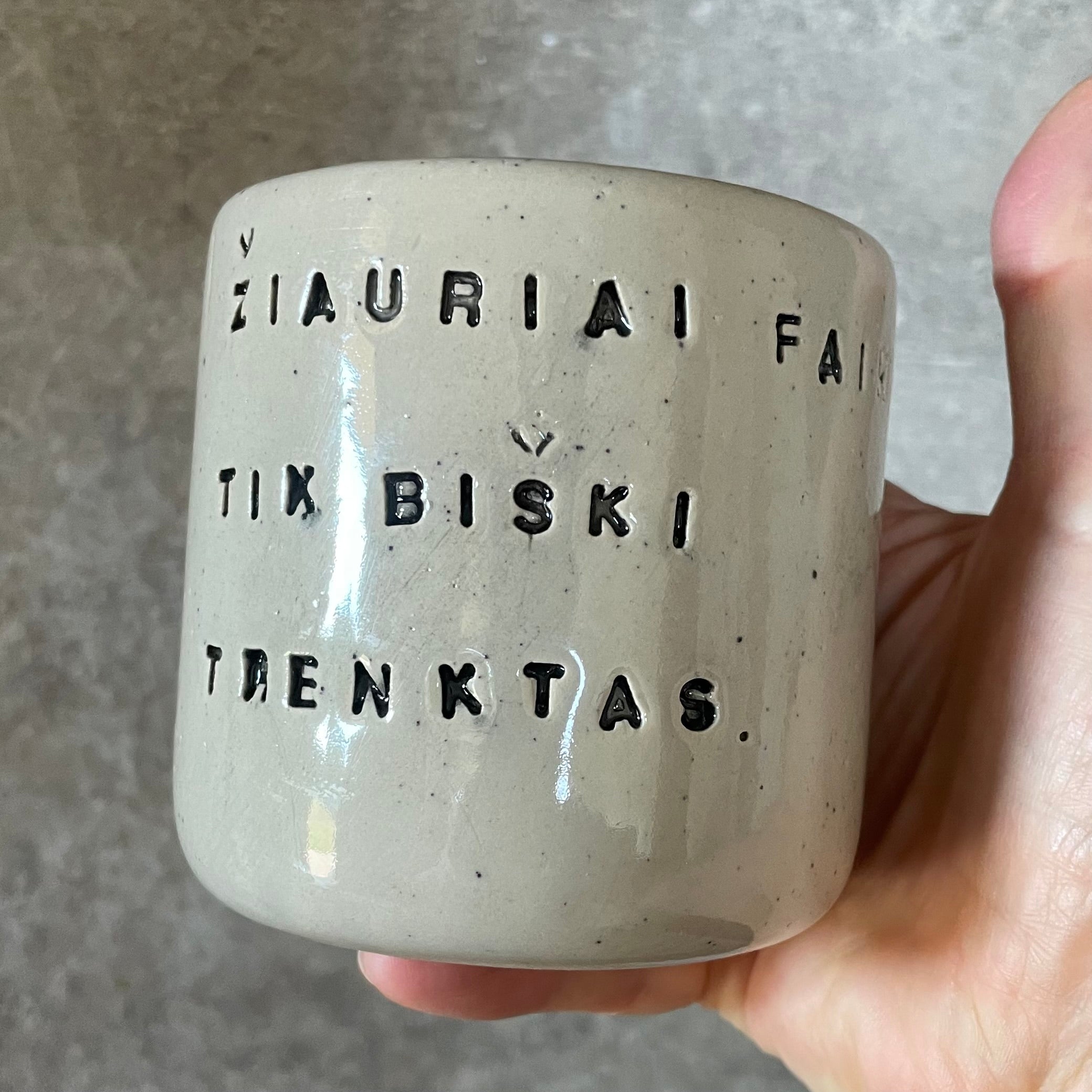 Taškuotas smagus puodelis jam