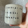 Taškuotas smagus puodelis jam