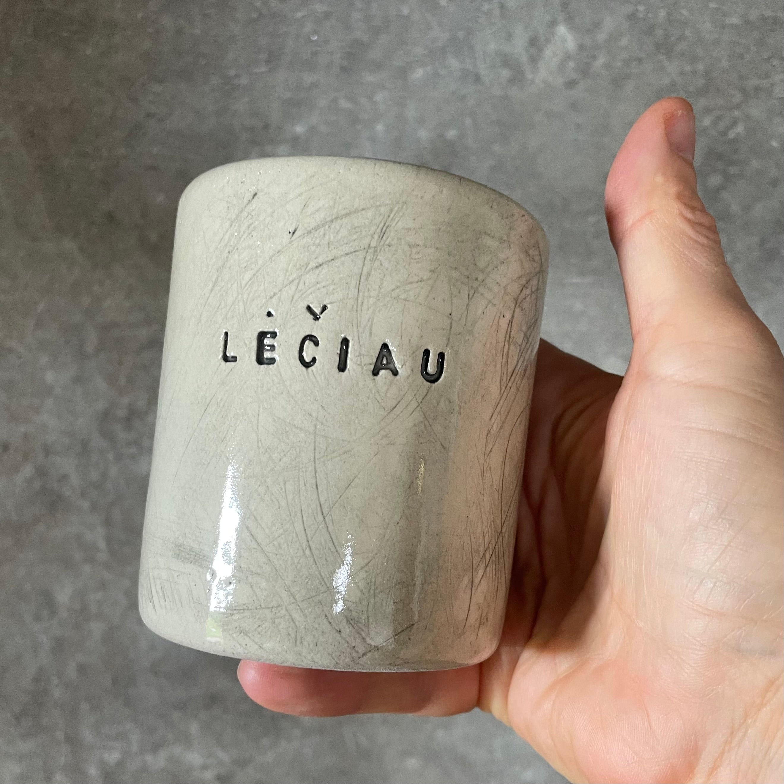 Off-white coffee mugs with words DABAR LĖČIAU