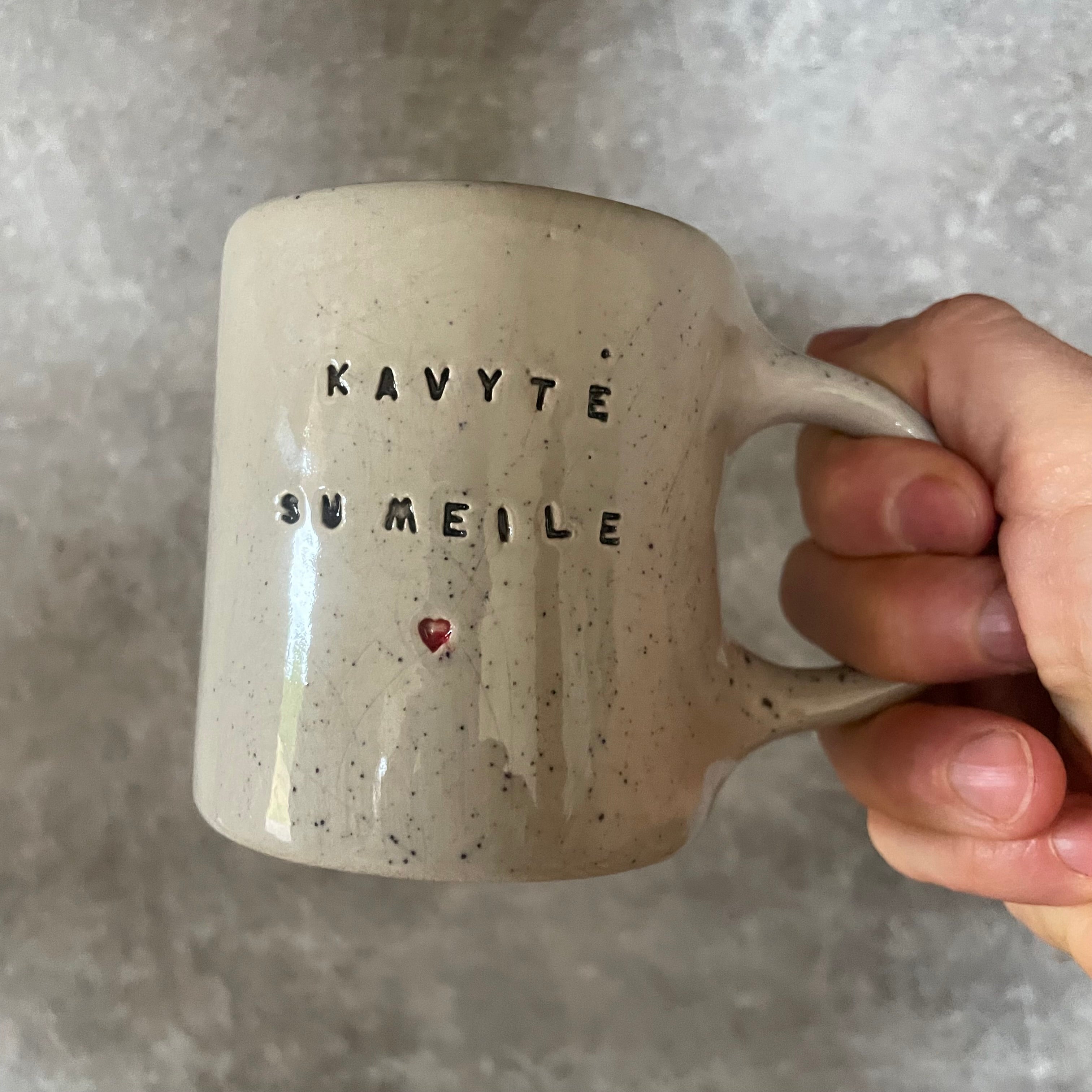 Du mieli taškuoti puodeliai Kavytė su meile
