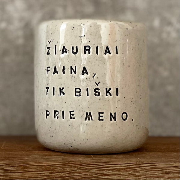 Taškuotas smagus puodelis jai