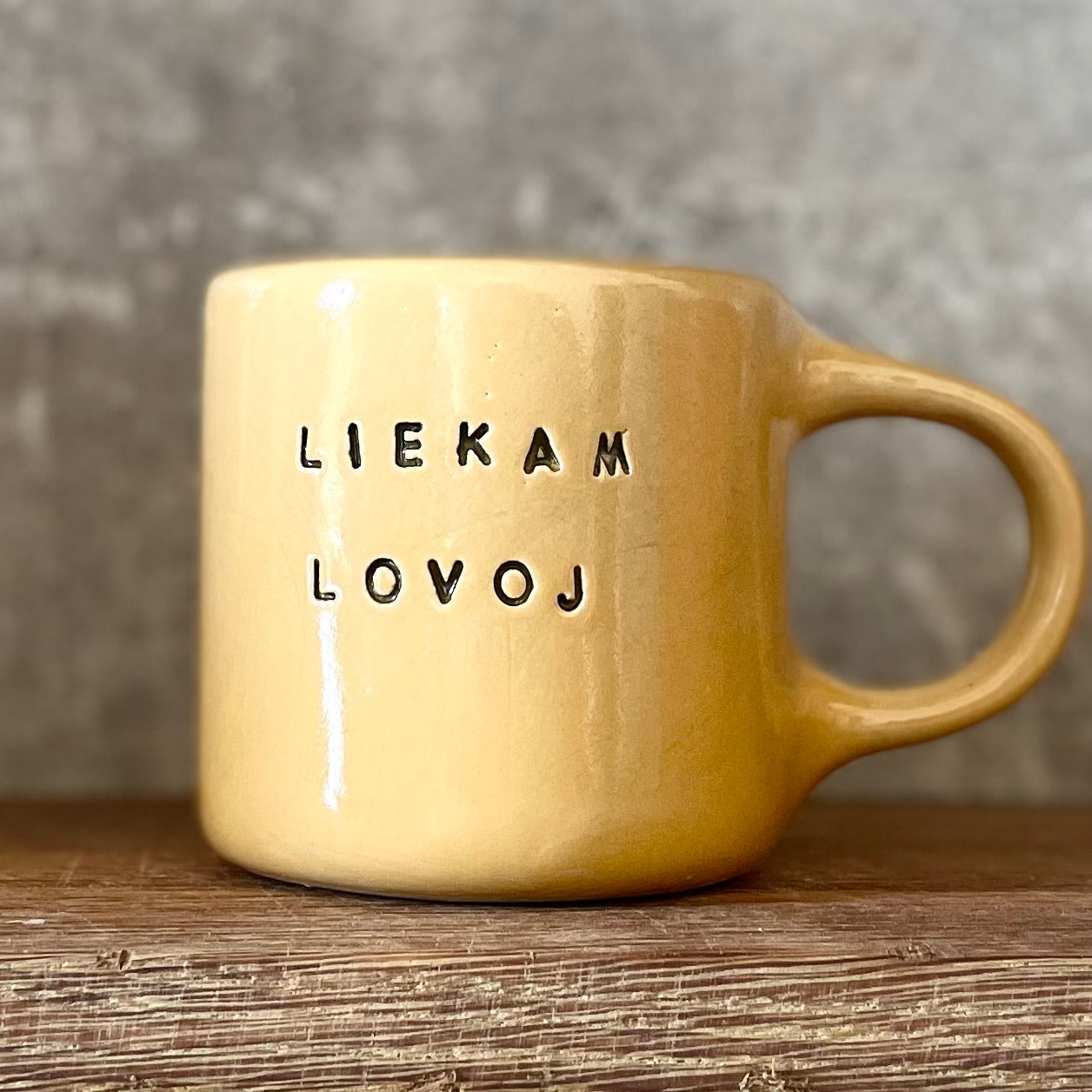Geltonas puodelis LIEKAM LOVOJ
