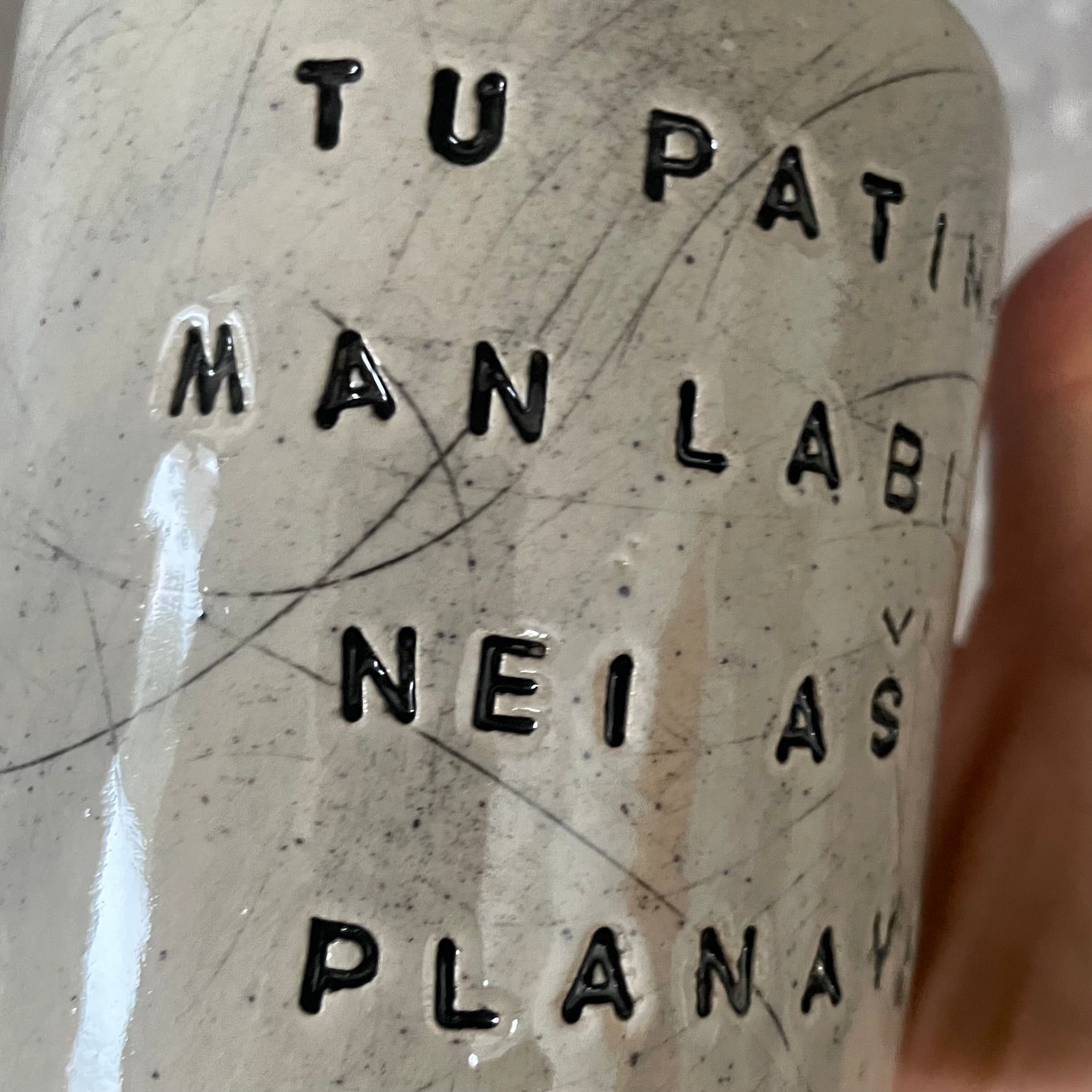 Meilus taškuotas puodelis