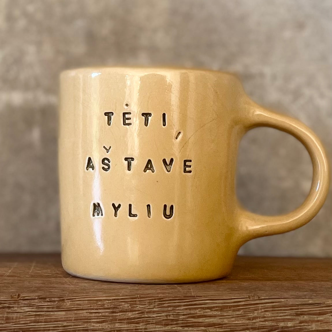 Geltonas puodelis tėčiui