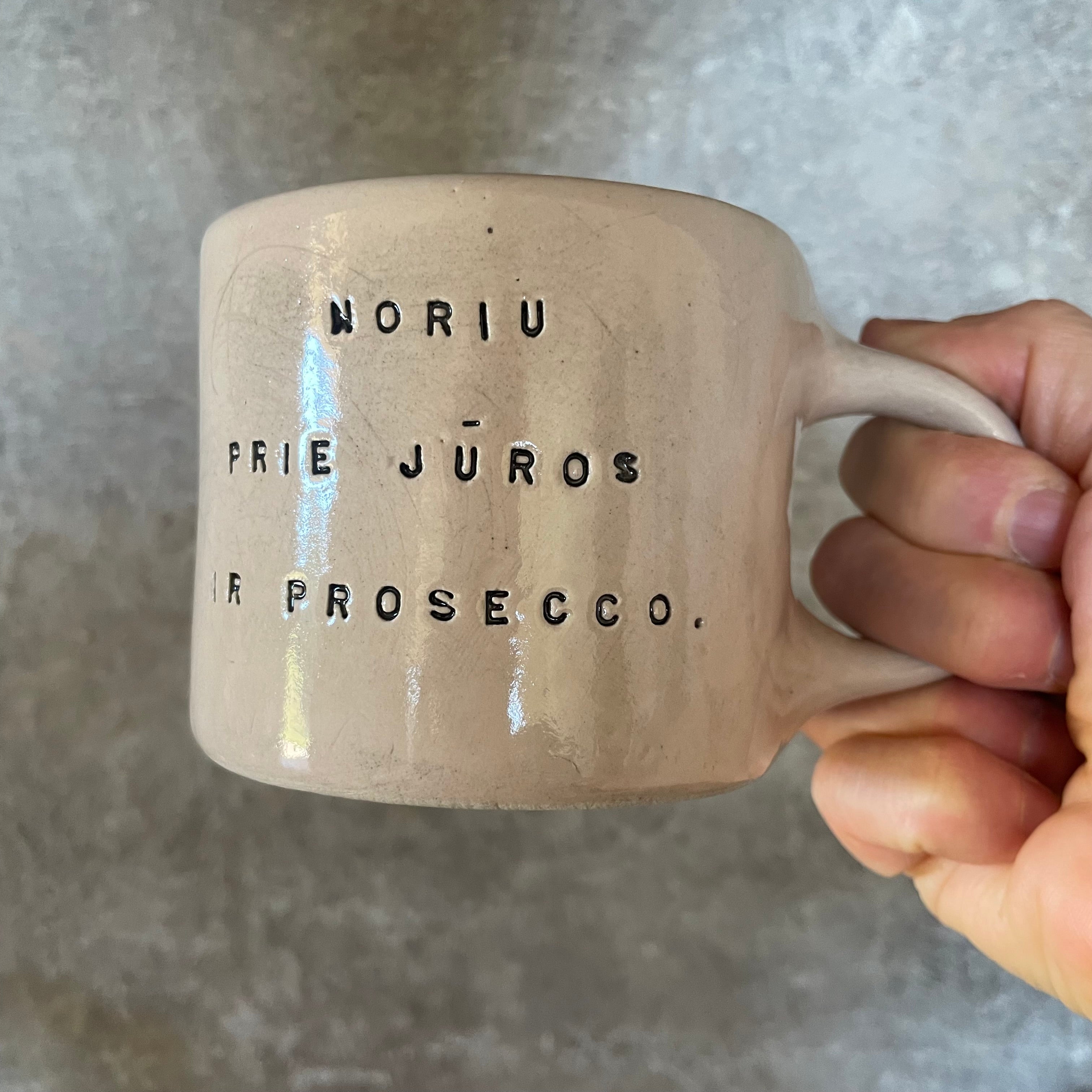 Puodelis su užrašu apie Prosecco