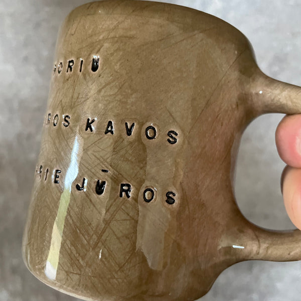 Rudas puodelis Noriu kavos