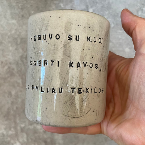 Puodelis su linksmu užrašu apie tekilą
