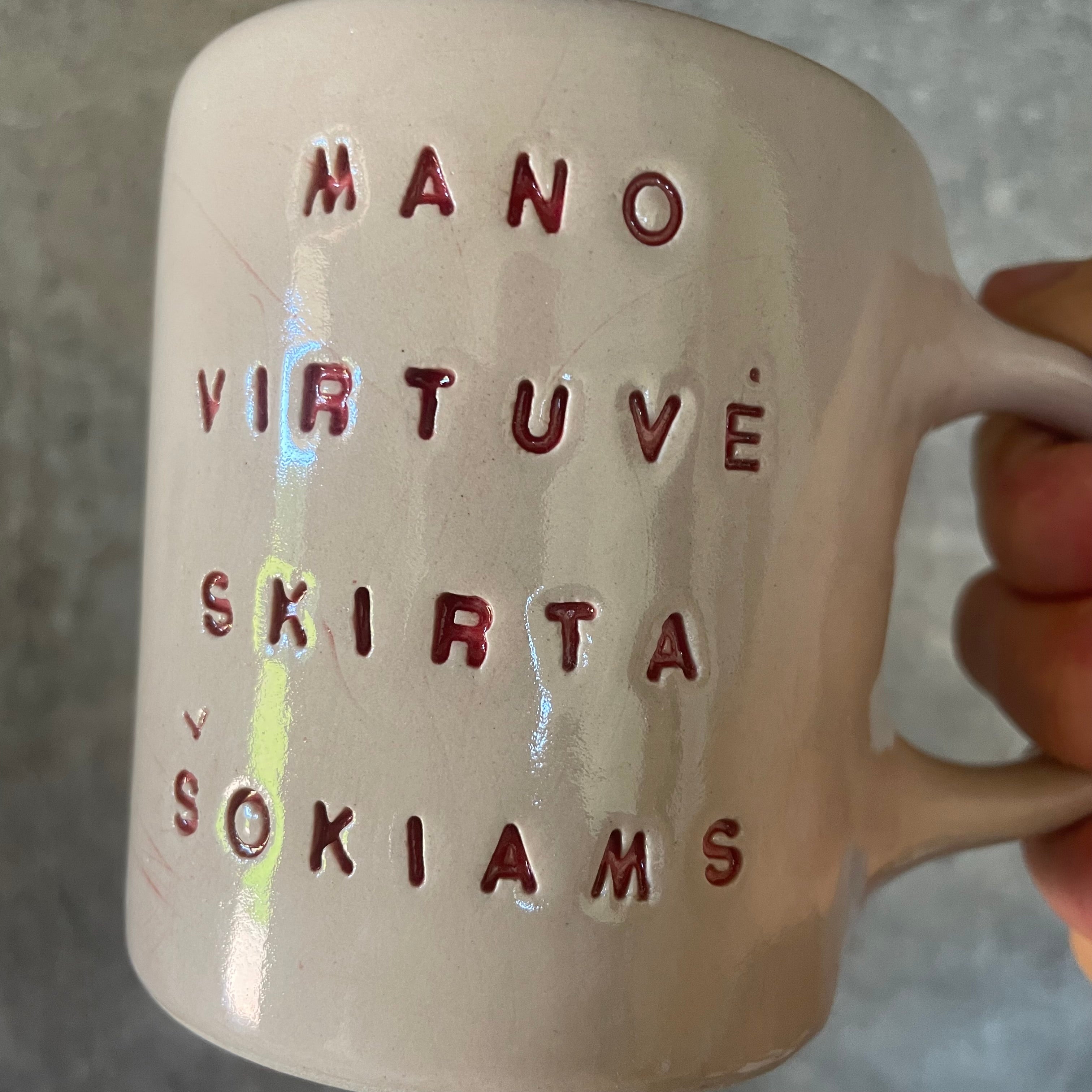 Rausvas puodelis apie šokius