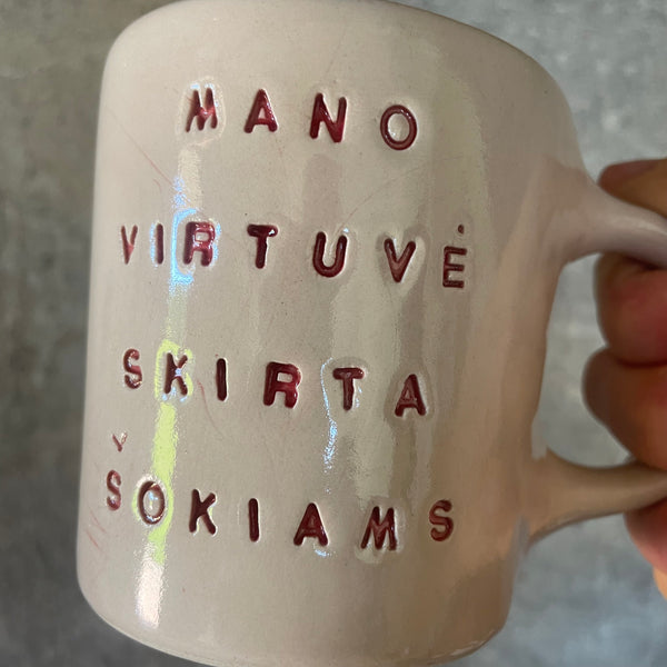Rausvas puodelis apie šokius