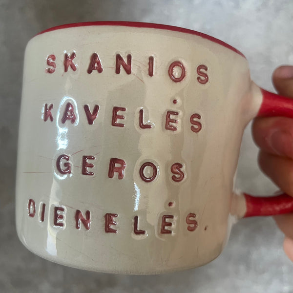 Puodelis su raudona rankena SKANIOS KAVELĖS