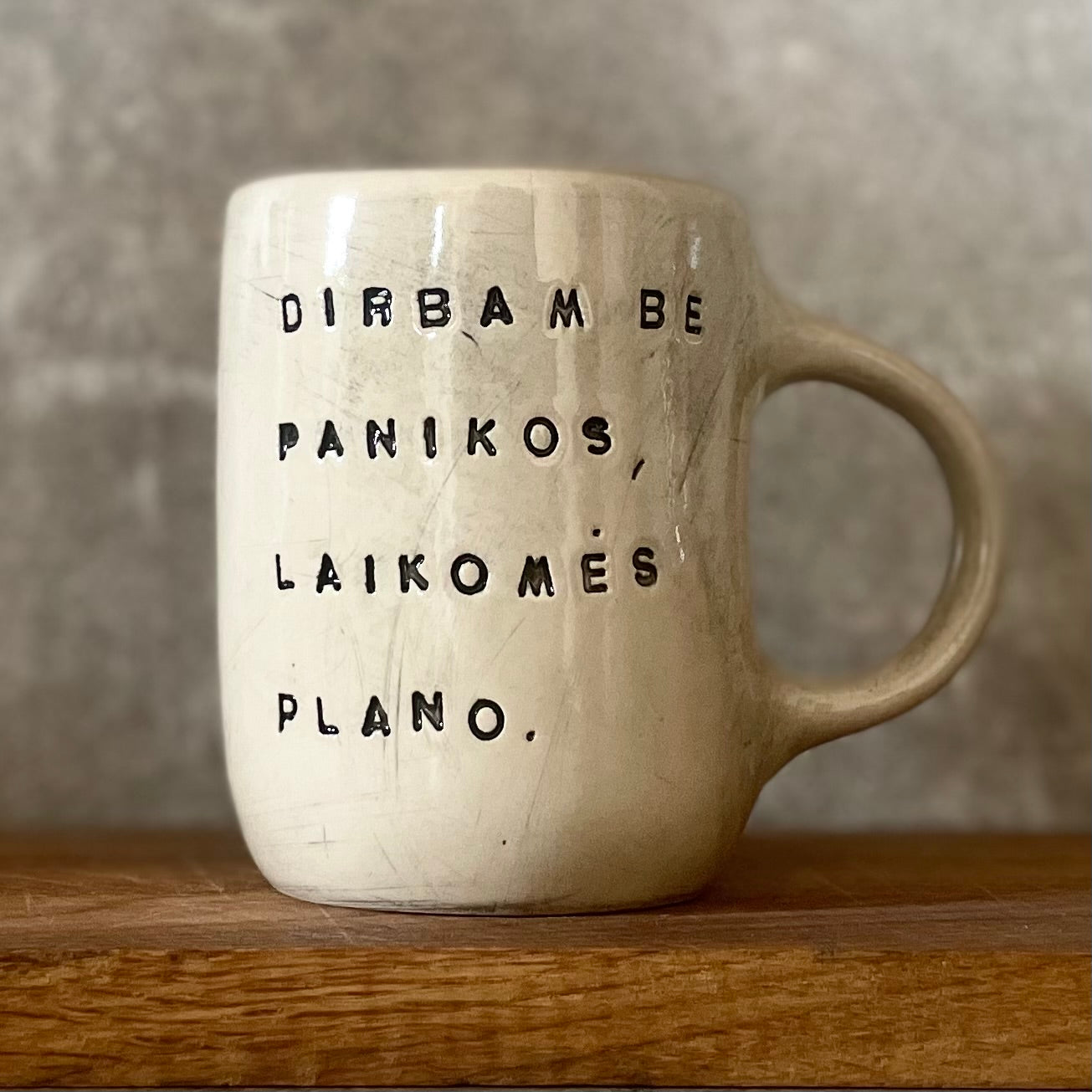 Baltas didesnis puodelis apie darbą - dar vienas