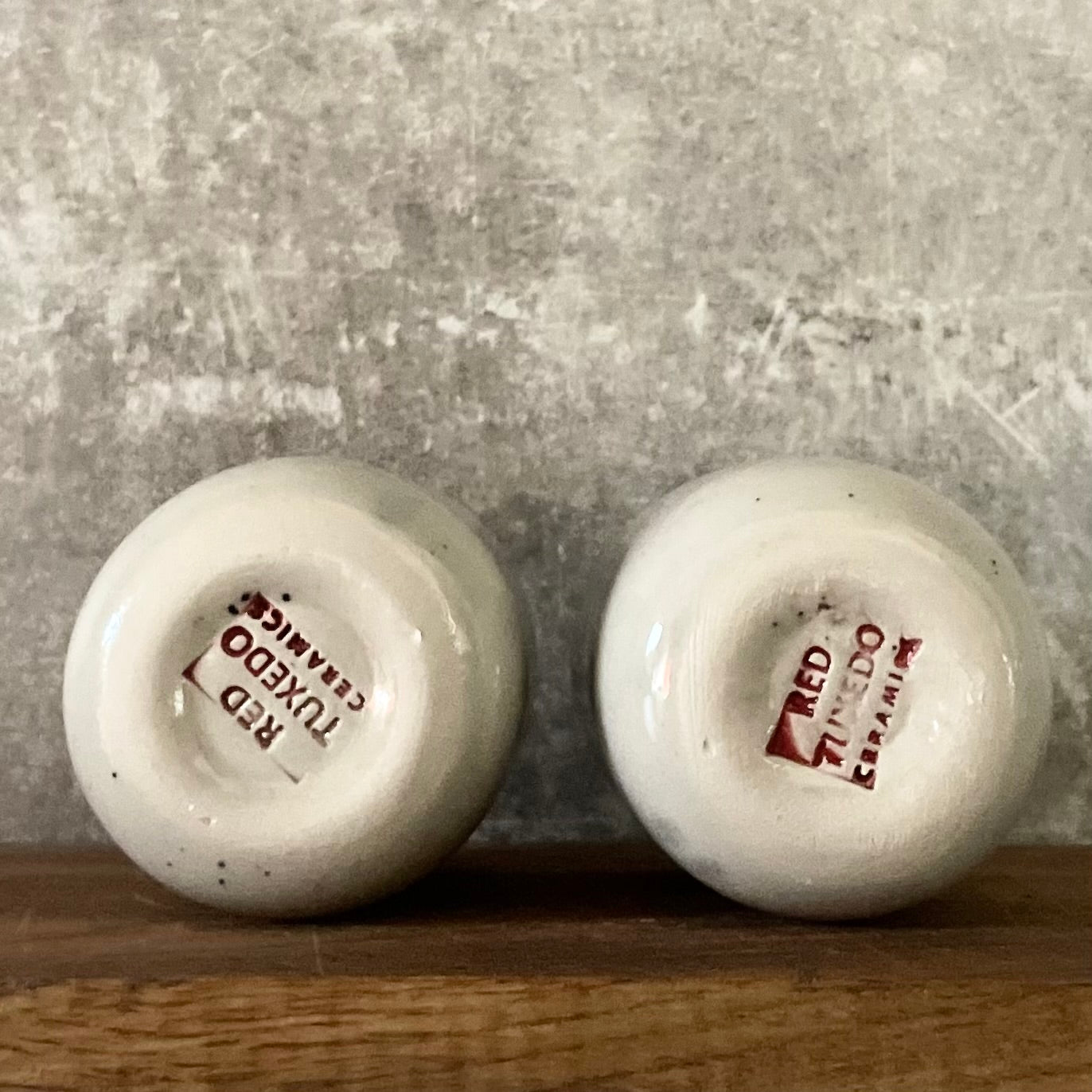 Du maži taškuoti puodeliai 