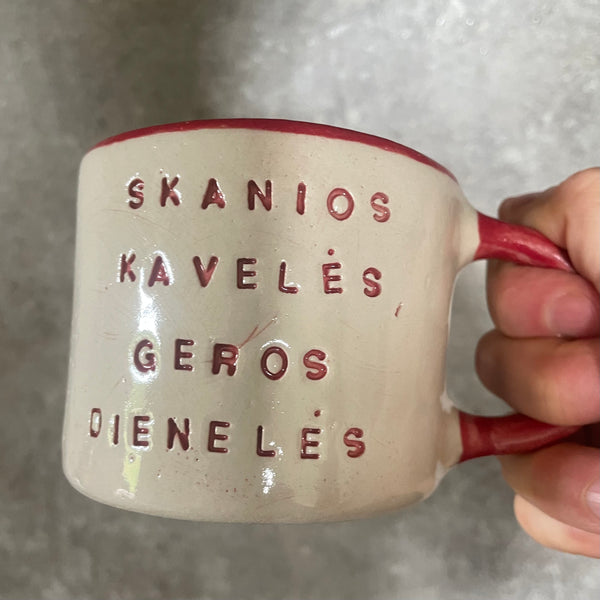 Puodelis su raudona rankena SKANIOS KAVELĖS