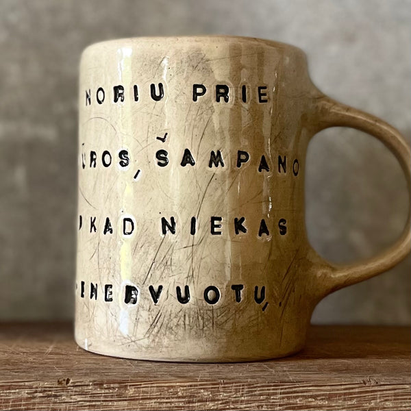 Jaukus linksmas puodelis