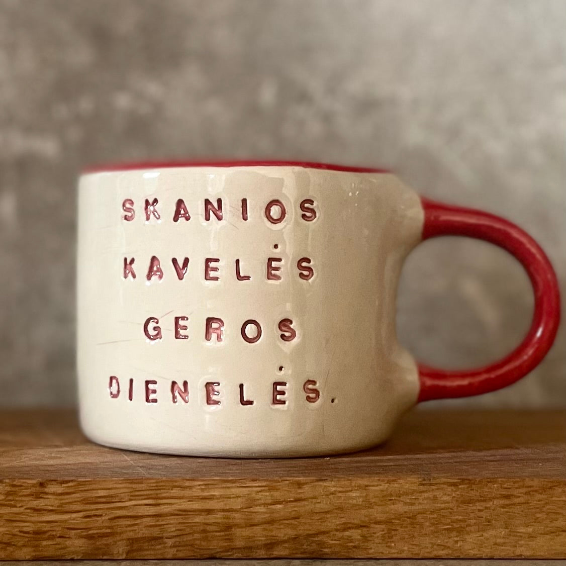 Puodelis su raudona rankena SKANIOS KAVELĖS