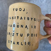 Geltonas puodelis su užrašu