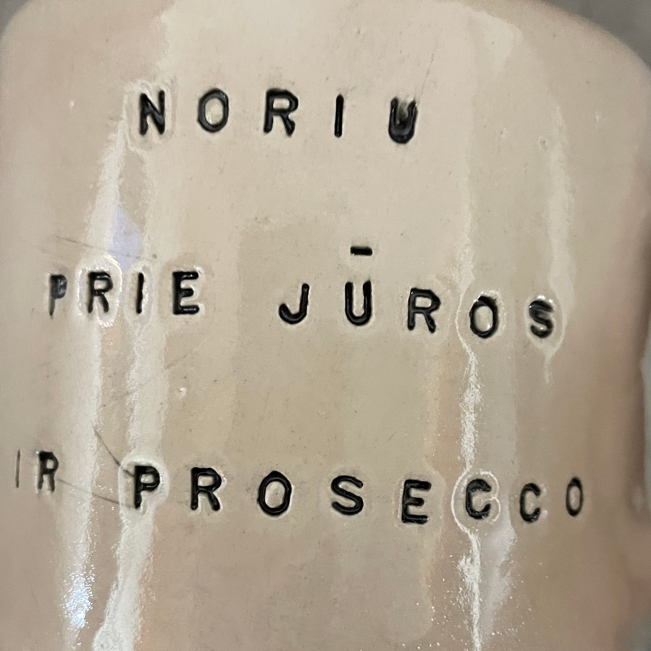 Flat mug with prosecco saying