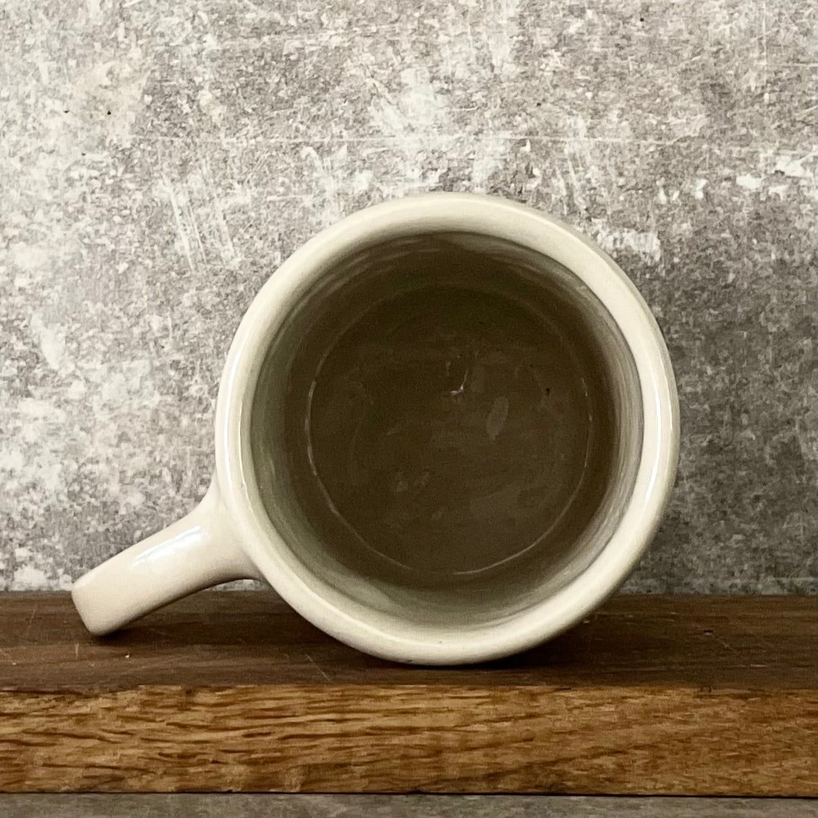 Puodelis su užrašu apie balansą su ąsele