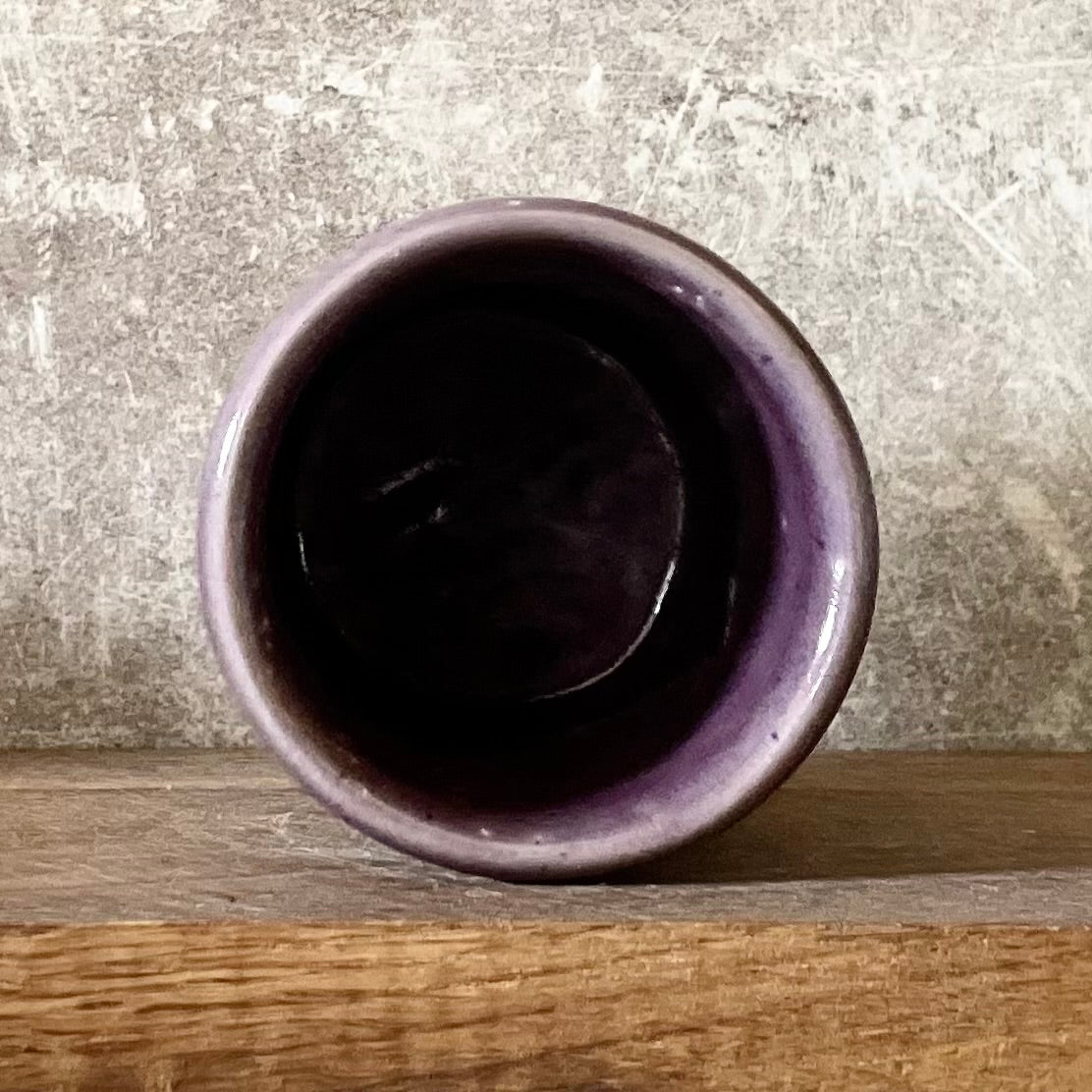 Svaiginančiai violetinis puodelis
