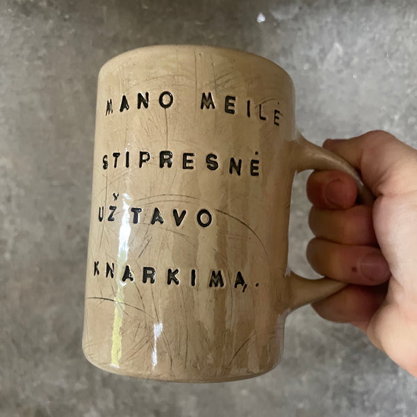 Rusvas puodelis apie knarkimą