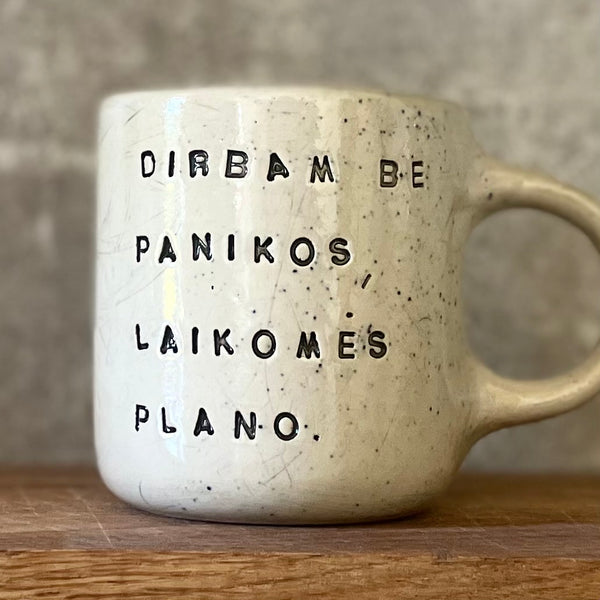 Taškuotas vidutinis puodelis apie darbą