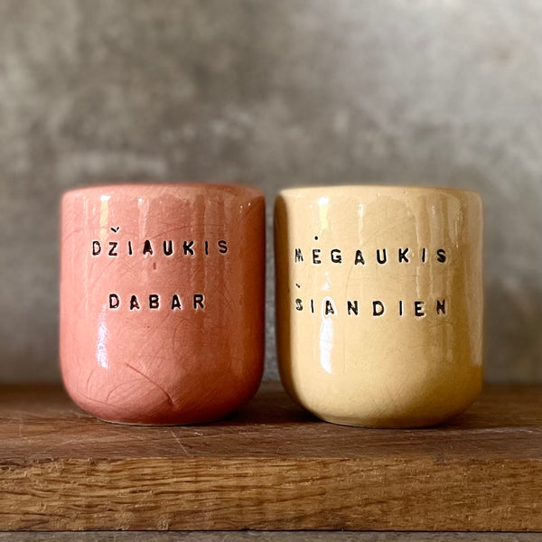 Maži puodeliai "Džiaukis" ir "Mėgaukis"