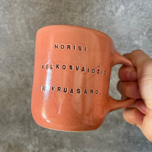 Raudonas puodelis "NORISI KRUASANO"