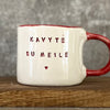 Puodelis su raudona rankena KAVYTĖ SU MEILE