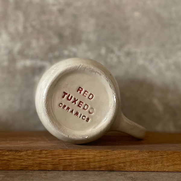 Baltas didesnis puodelis apie darbą