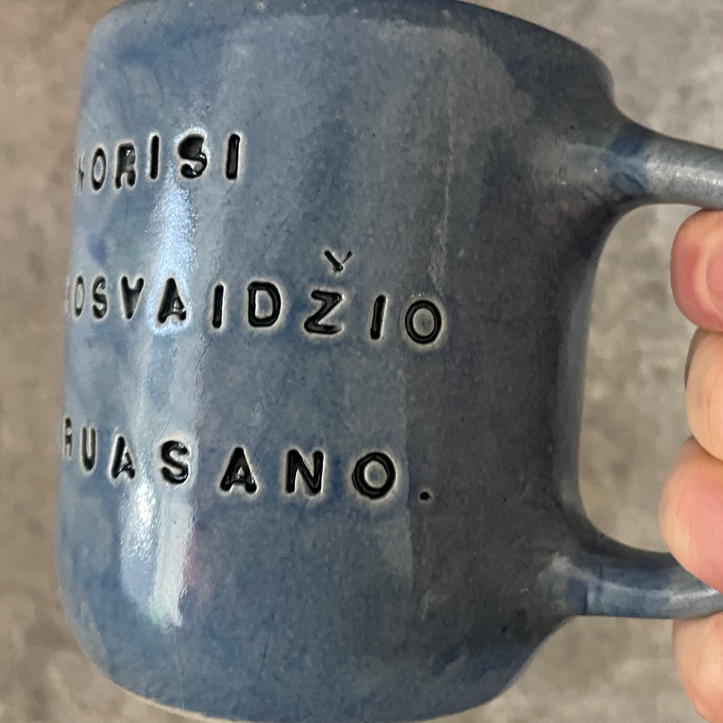 Mėlynas didesnis puodelis su linksmu užrašu