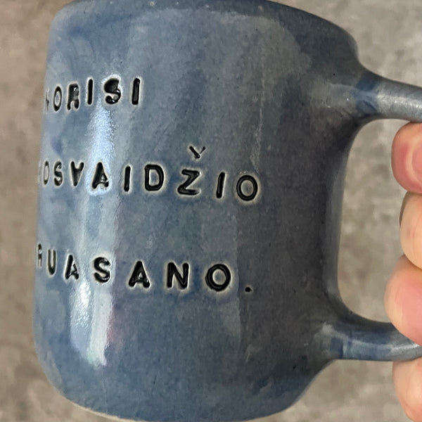 Mėlynas didesnis puodelis su linksmu užrašu