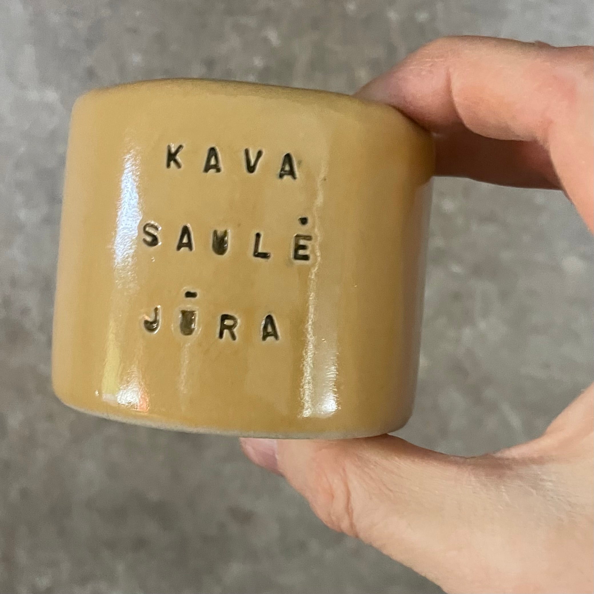 Mažas melsvas puodelis apie vasarą