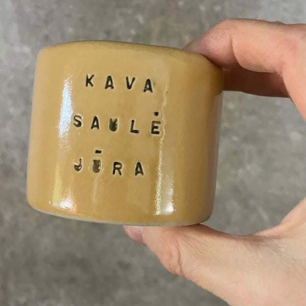 Mažas melsvas puodelis apie vasarą