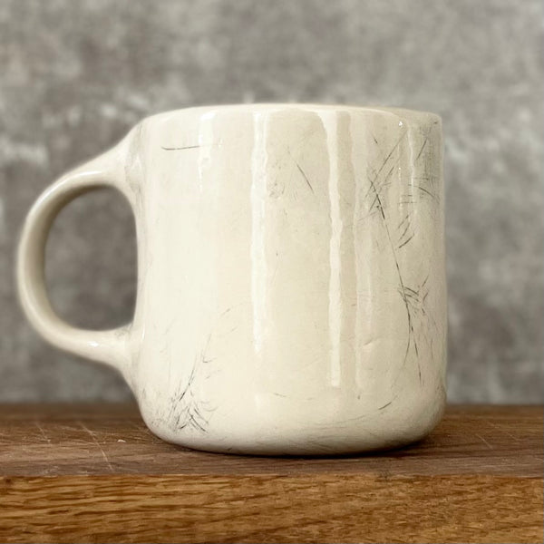 Baltas vidutinio dydžio puodelis apie darbą