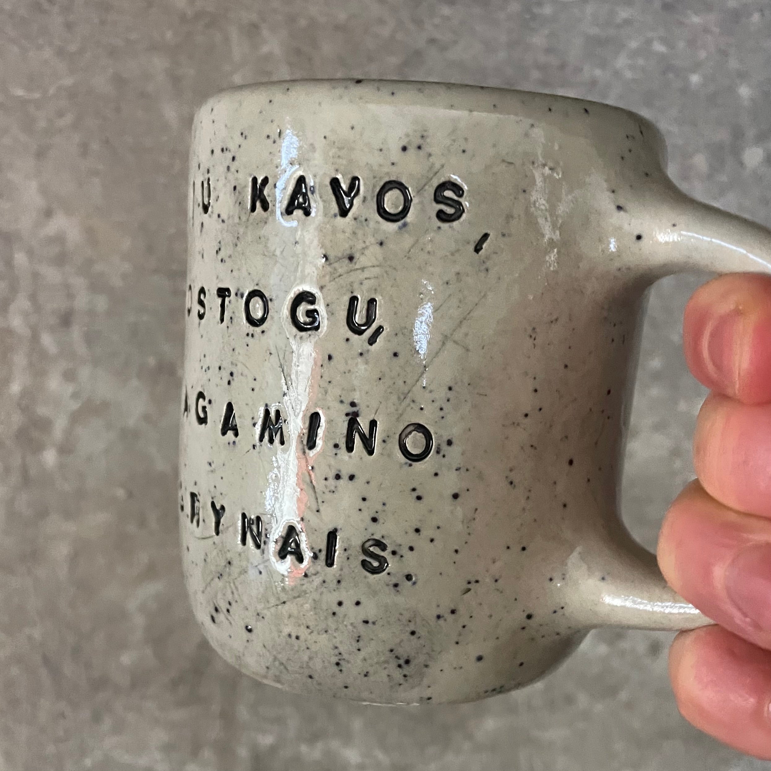 Speckled coffee mug with funny saying in Lithuanian