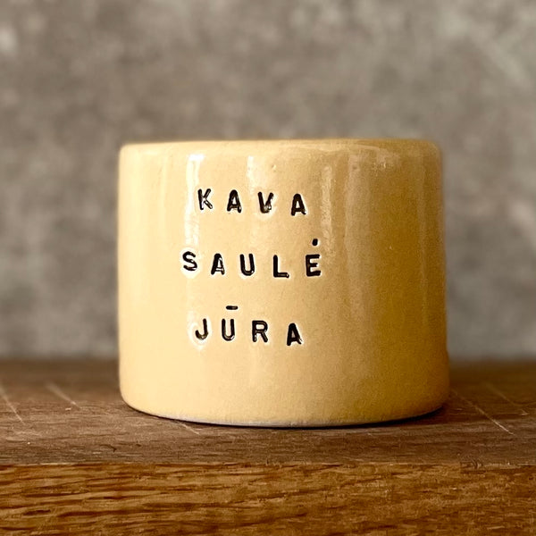 Mažas melsvas puodelis apie vasarą