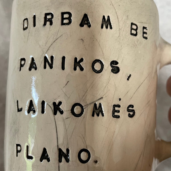 Baltas didesnis puodelis apie darbą