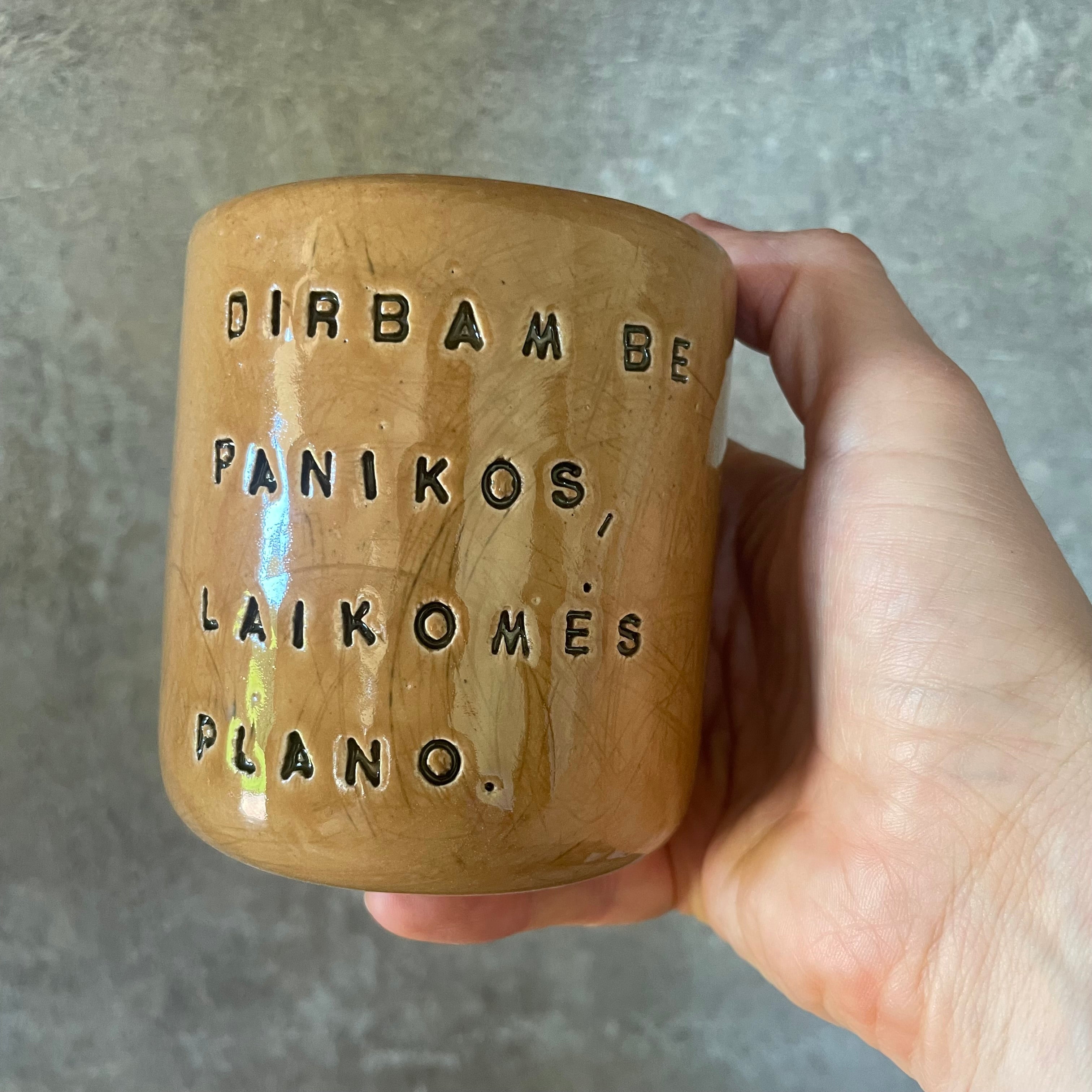 Karamelinis puodelis be rankenos apie darbą ir planavimą