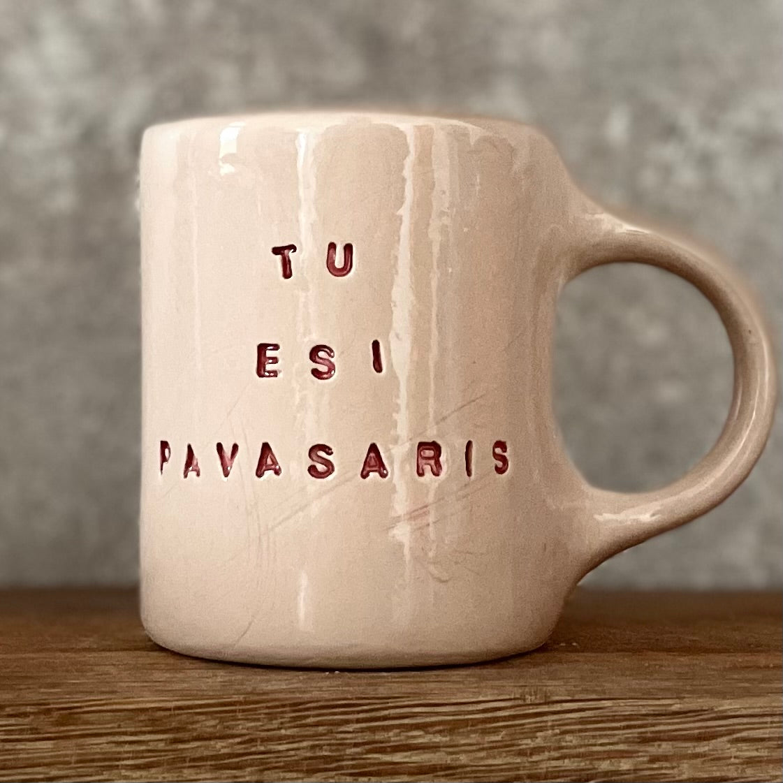 Nedidelis rausvas pavasario puodelis